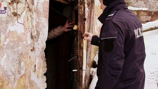 Przykryty ubraniami leżał na łóżku. W domu panował przenikliwy chłód 