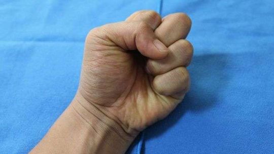 Przyłapał żonę na zdradzie. Urwał jądro koledze