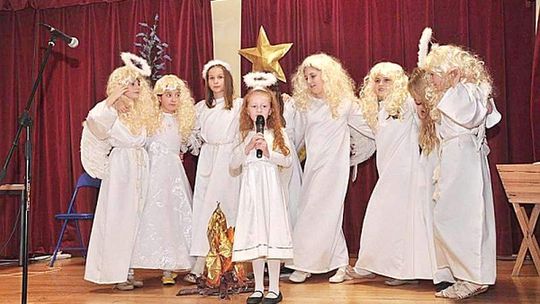 Przyleciały Anioły na Pierwszy Gminny Przegląd Jasełkowy