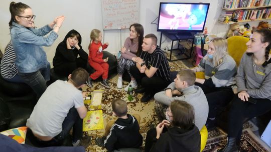 Przynajmniej tutaj słychać śmiech. Zajęcia dla dzieci uchodźców w Galerii Labirynt