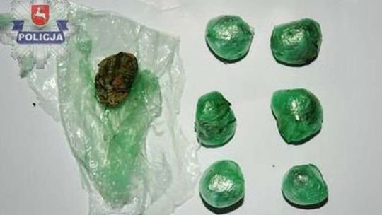 Przyniosła synowi narkotyki do więzienia. Ukryła je w biustonoszu