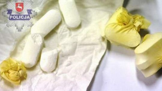 Przyniosła w biustonoszu narkotyki dla syna