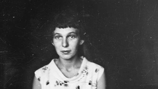 Przyniosła walizkę pełną starych zdjęć i opowieści o zmarłej ciotce. Kim była Janina Węgrzynowska?