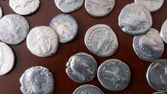 Przypadkiem znalazł monety. Okazało się, że to rzymskie denary