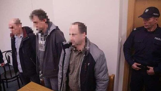 Przypalanie paralizatorem podczas interwencji. Sąd wypuścił dwóch byłych policjantów