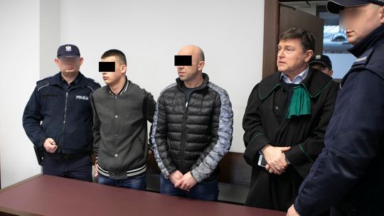 Przypalanie żelazkiem, straszenie widłami. Ukraińcy oskarżeni o brutalne napady uniewinnieni