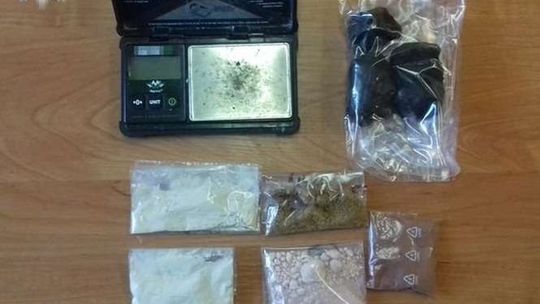 Przyspieszył na widok radiowozu. Miał w aucie haszysz i amfetaminę