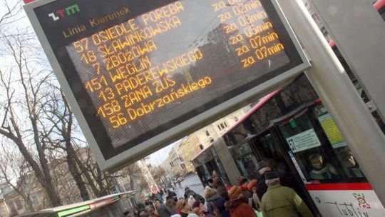 Przystankowe wyświetlacze mają mocno pod górkę