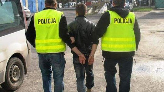 Przystawił jej nóż do gardła i groził. Udało jej się uciec