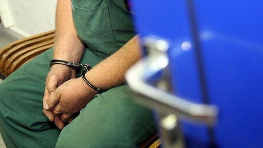 Przyszedł na policję i poprosił, by zamknąć go w areszcie