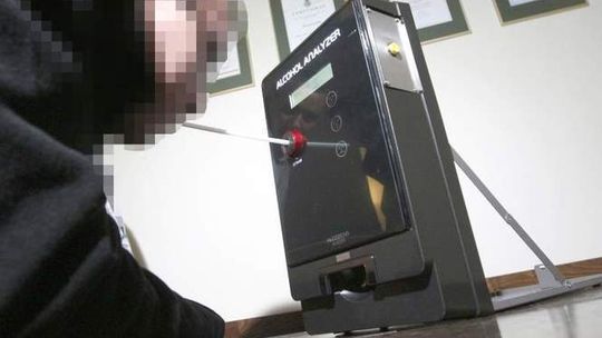 Przyszedł na posterunek sprawdzić czy wytrzeźwiał po sylwestrze. Posiedzi dwa lata