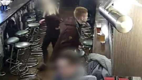 Przyszedł z dziewczyną, wyszedł z cudzym telefonem. Kamera nagrała moment kradzieży [wideo]