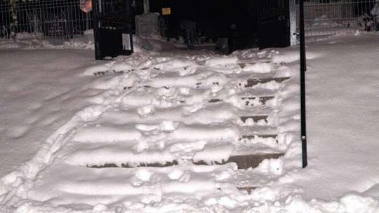 Przyszedł ze skargą na fatalny stan dróg i chodników. To odśnieżyli, ale nie u niego