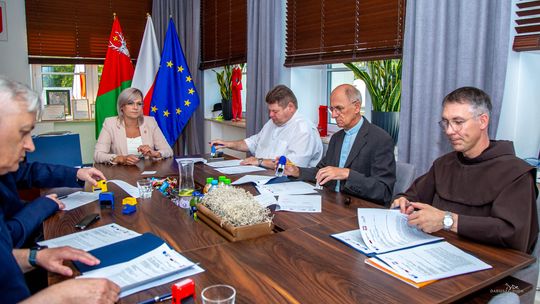 Przyszli księża do urzędu. Podpisali umowy na duże pieniędze