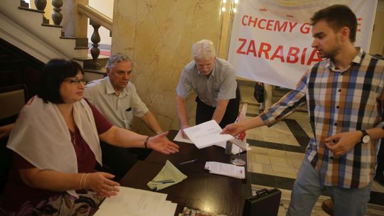 Przyszli na czarno, teraz zbierają podpisy. Pracownicy wojewody chcą podwyżek