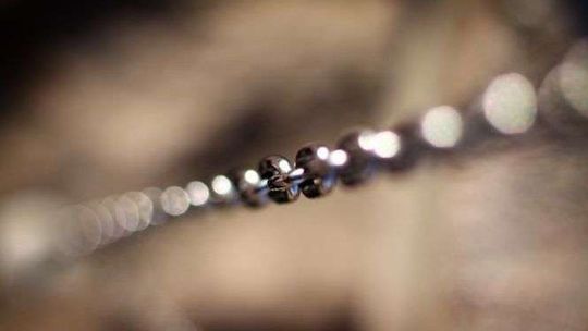 Przywiązał 4-letniego syna łańcuchem do bramy. "Do dzisiaj mam to zdjęcie przed oczami"