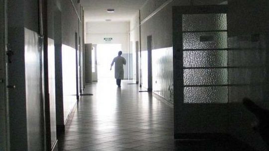 Przywieźli ją karetką, 6 godzin czekała na lekarza. Pomogli jej w innym szpitalu