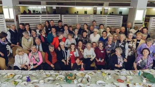 Przywracają radość samotnym seniorom. Wyjątkowe spotkanie wielkanocne 