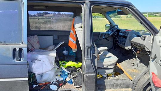 Psy w nagrzanym samochodzie bez wody i opieki. 76-latek odpowie za znęcanie się nad zwierzętami