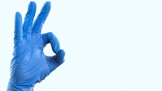 Psychologiczny wpływ noszenia rękawiczek medycznych na pracowników ochrony zdrowia