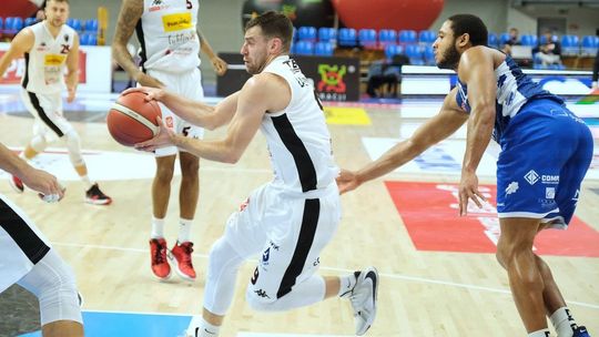 Pszczółka Start – Enea Astoria 107:101. Wygrana w niecodziennych okolicznościach i ucieczka środkowego