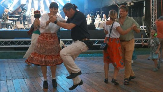 Publiczność ruszyła w tany podczas koncertu galowego Festiwalu Re:tradycja - Jarmark Jagielloński