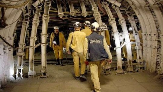 Puchaczów: Ostre cięcia w jednej z najbogatszych polskich gmin. Gasną latarnie, wójt zmniejszył pensje