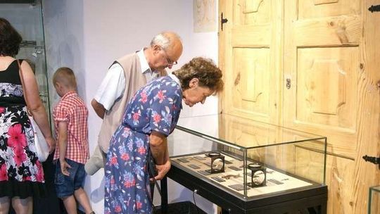 Puchary, monety, tabliczki. Były wykopaliska, jest muzeum w Kraśniku