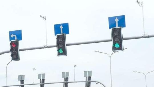 Pułapka na kierowców jeżdżących na czerwonym świetle. Urządzenie zrobi zdjęcie samochodu