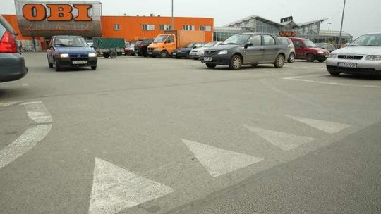 Pułapka na kierowców przy marketach. Pani Iwona przekonała się na własnej skórze