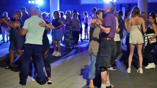 Puławianie bawią się na sobotnich potańcówkach. Tańczą na Placu Chopina