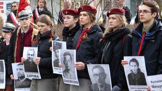 Puławianie pamiętają o "Niezłomnych". Kwiaty i Apel Poległych [zdjęcia]