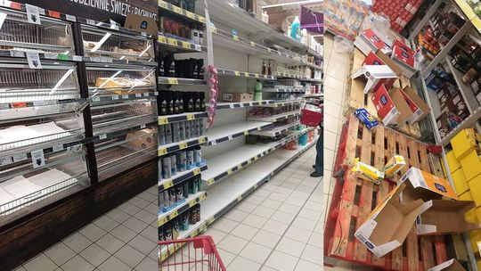 Puławianie ruszyli na zakupy, kolejki w sklepach i aptekach