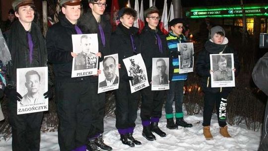 Puławianie uczcili Żołnierzy Wyklętych. Przynieśli kwiaty i portrety [zdjęcia]
