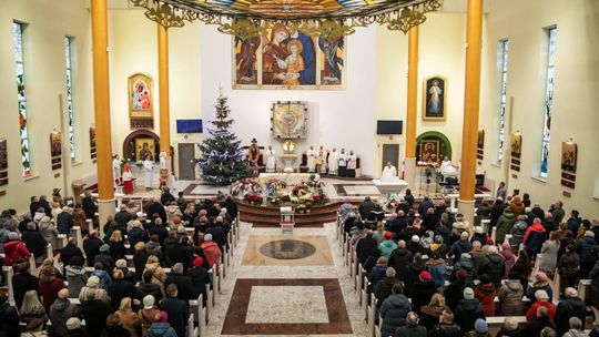 wierni, wnętrze kościoła św. Rodziny w Puławach