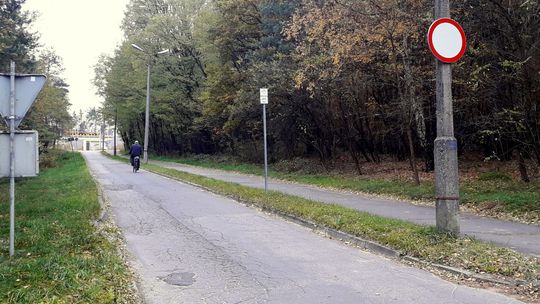 Puławy. Był skrót, ale Azoty zamknęły drogę. A policja łapie łamiących zakaz