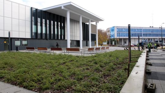 Puławy: Demontują ogrodzenie wokół odnowionego Domu Chemika [zdjęcia]