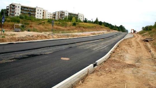 Puławy: Już leją asfalt na ul. Ceglanej. Kierowców wpuszczą jesienią