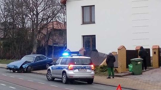 Puławy: Kierowca BMW wylądował samochodem na płocie