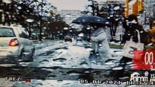 Puławy: Kierowcy przepuścili pieszych, ale jednemu bardzo się śpieszyło