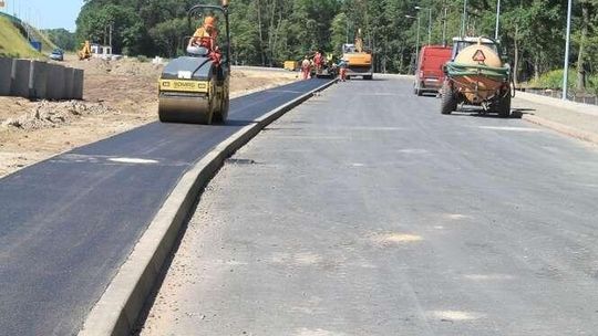 Puławy: Kładą asfalt na dojazdówce