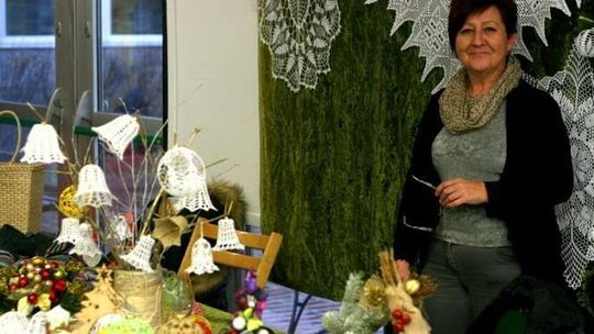 Puławy. Klejone cukrem bombki i papierowe aniołki na kiermaszu świątecznym (zdjęcia)