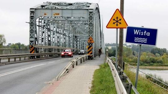 Puławy: Kobieta chciała skoczyć z mostu, mężczyzna na torach czekał na śmierć