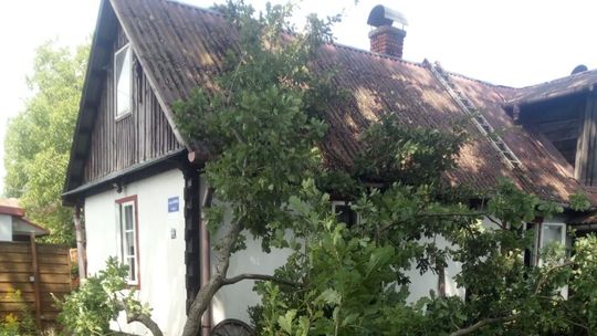 Puławy. Konar stuletniego dębu spadł na zabytkowy dom