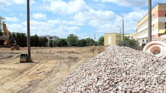 Puławy: Koparki i spychacze na boisku