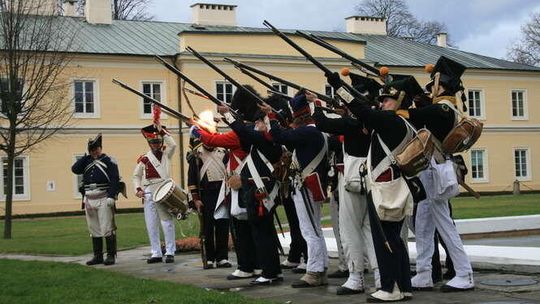 Puławy: Marsz i salwa honorowa na stulecie I LO (zdjęcia)