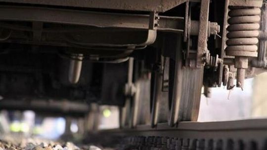 Puławy: Mężczyzna nagle wszedł na tory. Potrącił go pociąg