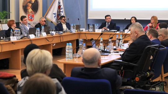 Puławy: Miejscy radni PiS chcieli wesprzeć powiat pieniędzmi z budżetu obywatelskiego. Decyzja odłożona