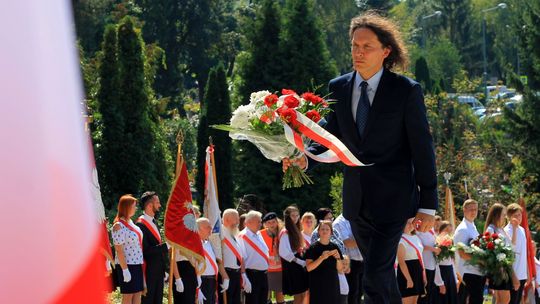 Puławy: Miejski radny chce pokaźnego masztu z flagą na cmentarzu