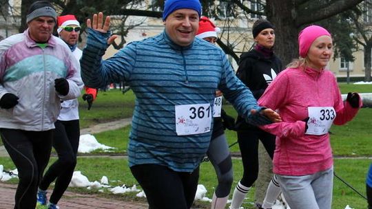 Puławy: Mikołaje biegają i pomagają [zdjęcia]